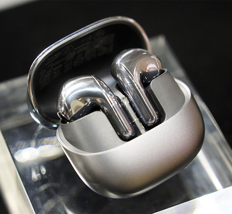 Xiaomi Buds 5 耳機採半入耳式設計，體積有所縮小，更能符合大部份使用者的耳孔尺寸