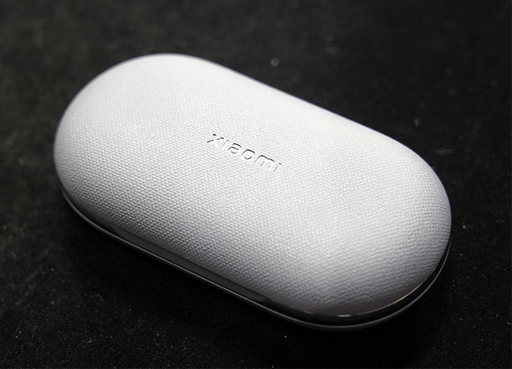 Xiaomi 開放式耳機的充電盒表面有著布面一般的質感呈現