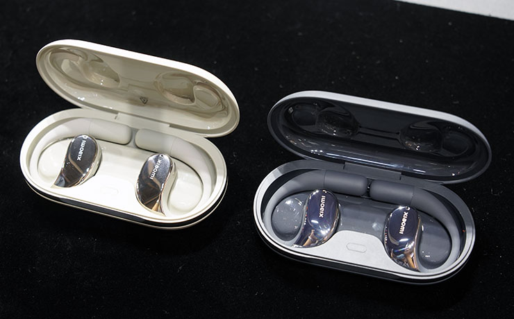 Xiaomi 開放式耳機的耳機置入充電盒內的樣子