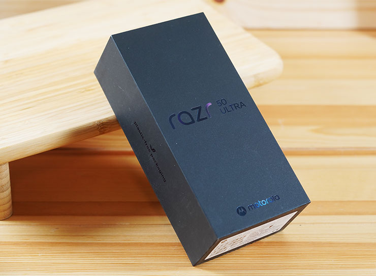 Motorola razr 50 Ultra 的包裝盒採用全黑色搭配低調的文字燙金處理，營造出十足的精品質感。