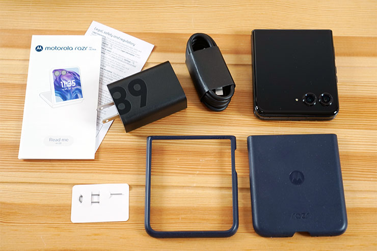 盒內物品一覽，除了 Motorola razr 50 Ultra 本體還隨附了專用的保護殼、充電線、89W 輸出的充電頭、說明書與退卡針。