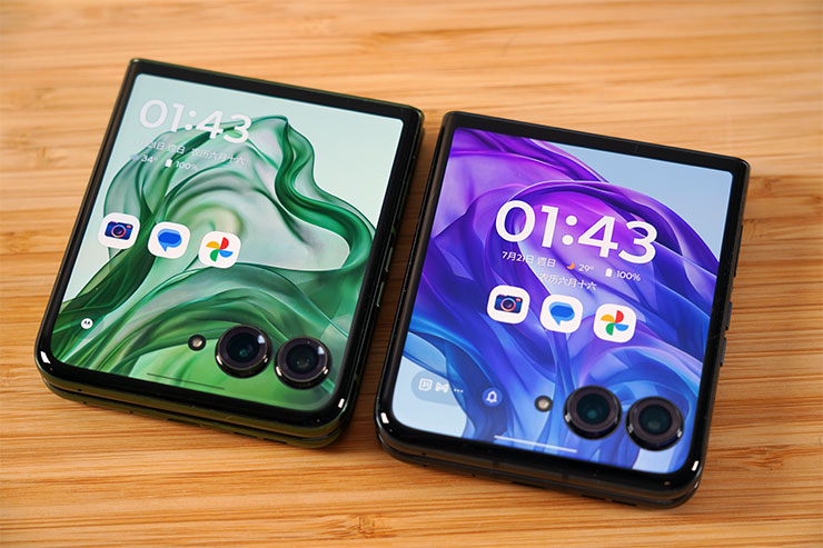 凹豆綠（左）與海軍藍（右）款的 Motorola razr 50 Ultra，對應色款預設的主題桌布也不同，同時可以明顯感受到這一代外螢幕大幅升級到 4 吋大小的震撼！