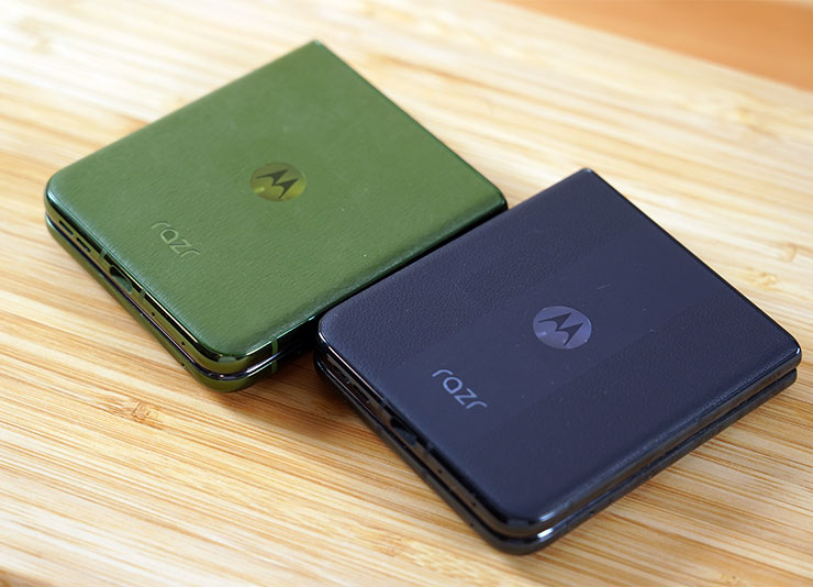 機身背面同樣採素皮設計，且不同色款的質感有所不同，像海軍藍就做了隱約的三分格式紋飾。