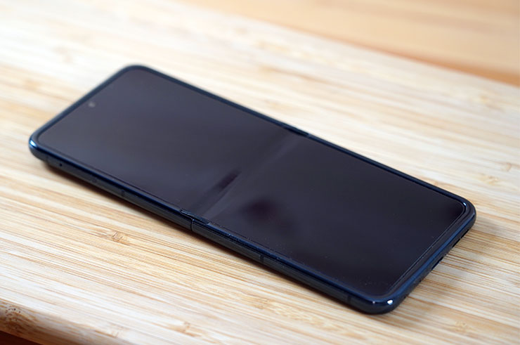 Motorola razr 50 Ultra 採用了第五代螢幕承軸與水滴形轉軸設計，因此內螢幕的摺痕面積更小、更不易查覺。