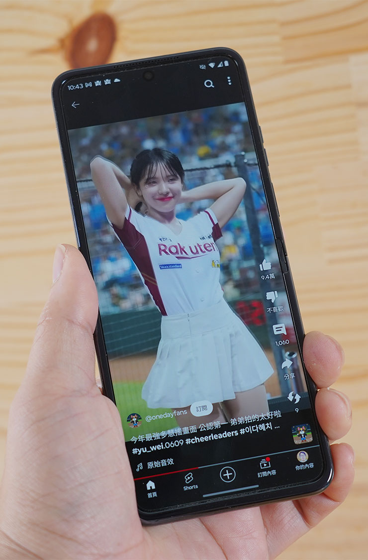 若是觀看縱向畫面的短影音，Motorola razr 50 Ultra 就十分適合。