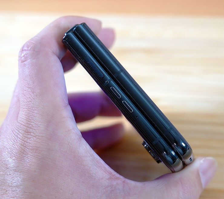 Motorola razr 50 Ultra 的機身僅 7.09mm 纖薄，因此摺疊狀態下也不會太厚重，機身右側可以看到獨立音量調整鍵與整合指紋辨識器的電源鍵。