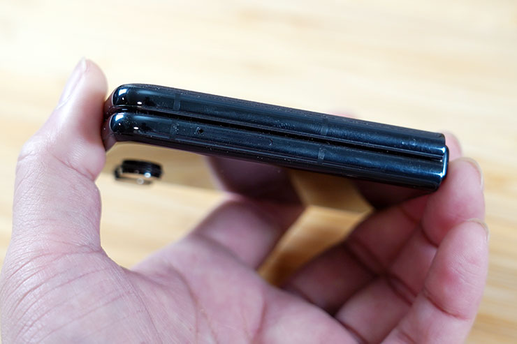 機身左側配置了 SIM 卡槽。