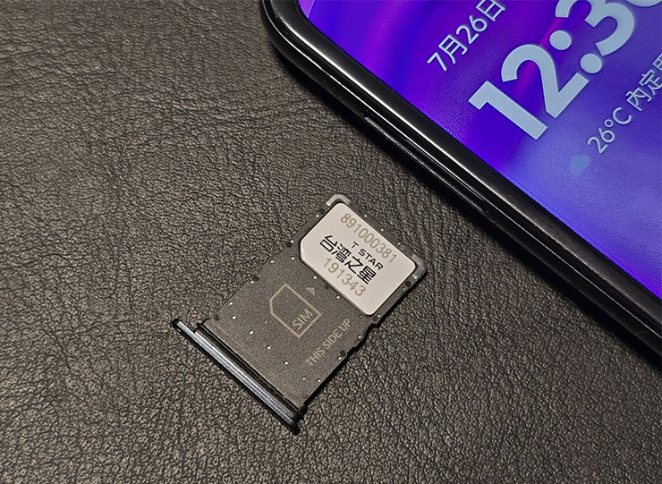SIM 卡槽僅能安裝單一 nano SIM 卡，不過 Motorola razr 50 Ultra 有支援 eSIM，因此也能支援 5G 雙卡雙待。