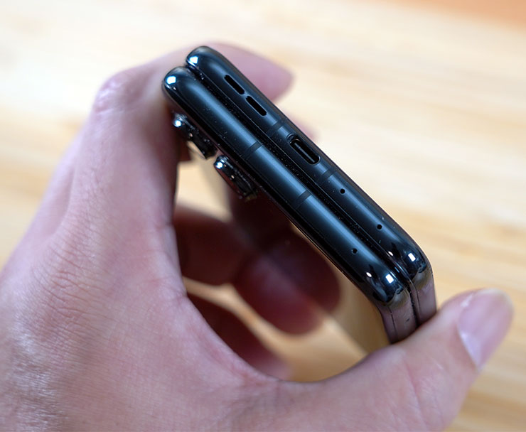 機身底側，可看到頂側一組麥克風、底側兩組麥克風，以及 USB-C 傳輸埠與揚聲器開口。