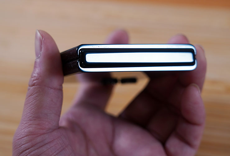 摺疊狀態下的機身頂部可看到螢幕轉軸的保護蓋板尺寸也十分纖薄。