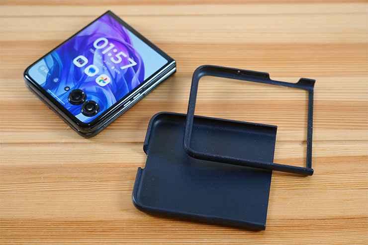 原廠隨附了與手機同色款的分離式保護殼，讓使用者拿到手機就能做好妥善防護。