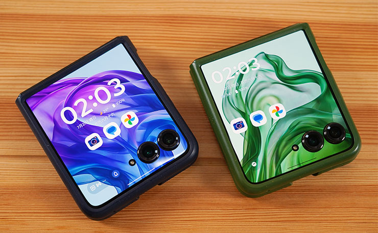 Motorola razr 50 Ultra 安裝上保護殼正面上蓋螢幕的樣子。