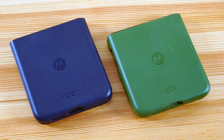 Motorola razr 50 Ultra 安裝保護殼背面的樣子，值得一提的是，原廠的保護殼採用了環保的回收塑料材質打造，從外觀上可以看出。