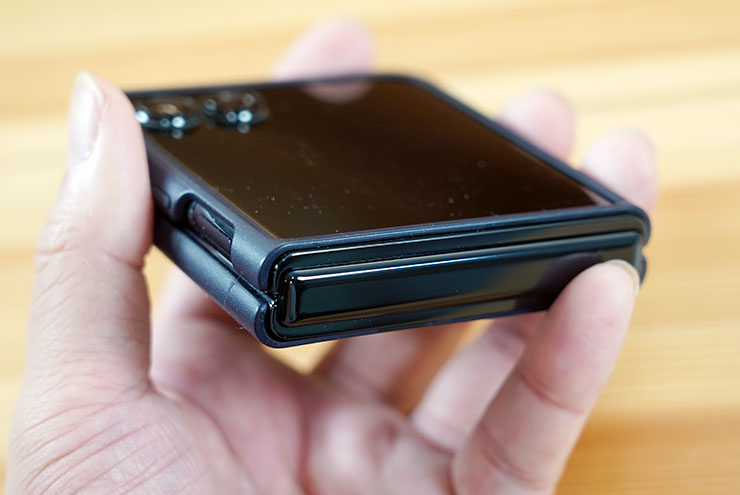 保護殼本身十分貼合手機，且按鈕處的開口也很準確。