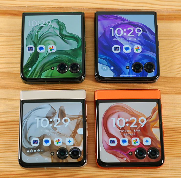 Motorola razr 50 Ultra（圖上兩款）與 Motorola razr 50（圖下兩款）的正面上蓋螢幕可以看出區別，分別為 4 吋與 3.6 吋大小。