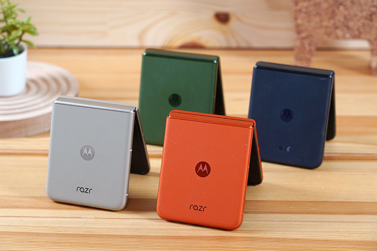 Motorola razr 50 Ultra（後兩款）與 Motorola razr 50（前兩款）的機身背面皆為素皮材質，但提供的顏色款式有所不同。Motorola razr 50 相對更為年輕、活潑一些。