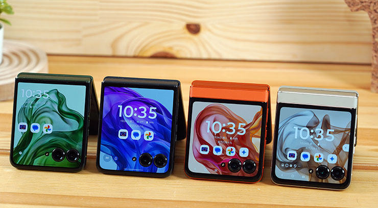 無論是 Motorola razr 50 Ultra 或是 Motorola razr 50 都有更大且功能全面的上蓋螢幕，這也成為不同於其他品牌小摺的一大特色。