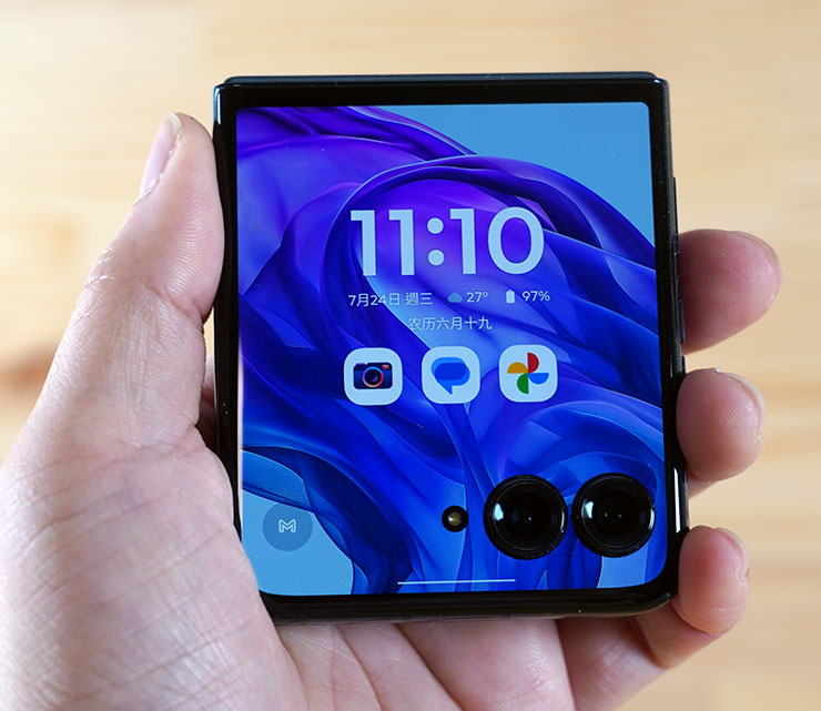 在上蓋螢幕預設主畫面可以看到時間、日期與電量的顯示，同時也有常用的內建應用捷徑。