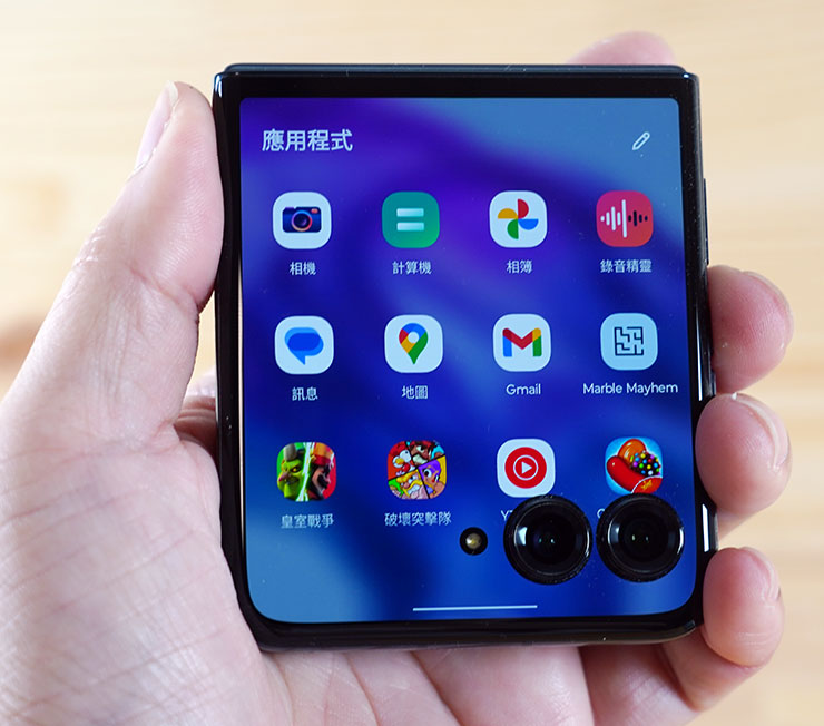 與其他小摺不同的是，Motorola razr 50 系列允許使用者在上蓋螢幕啟動一般應用程式，有設定允許的應用程式也會出現在上蓋螢幕的應用程式清單中。