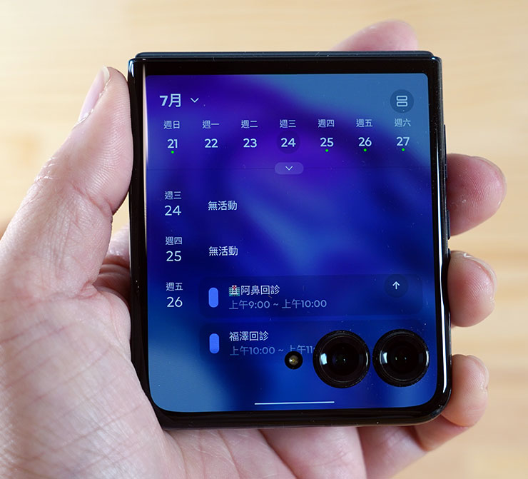 Motorola razr 50 系列也有完善的上蓋螢幕功能，像是經常會使用到的日曆。
