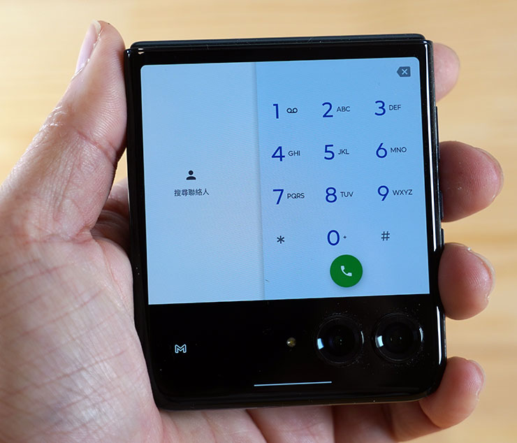 在上蓋螢幕也能直接撥打電話。