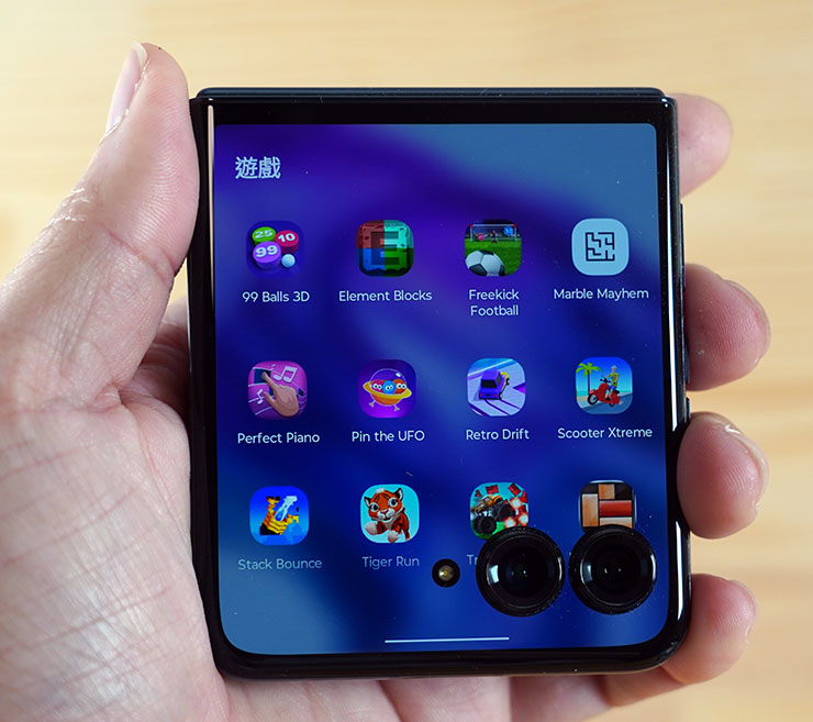 系統也內建許多小遊戲可直接在上蓋螢幕上遊玩。