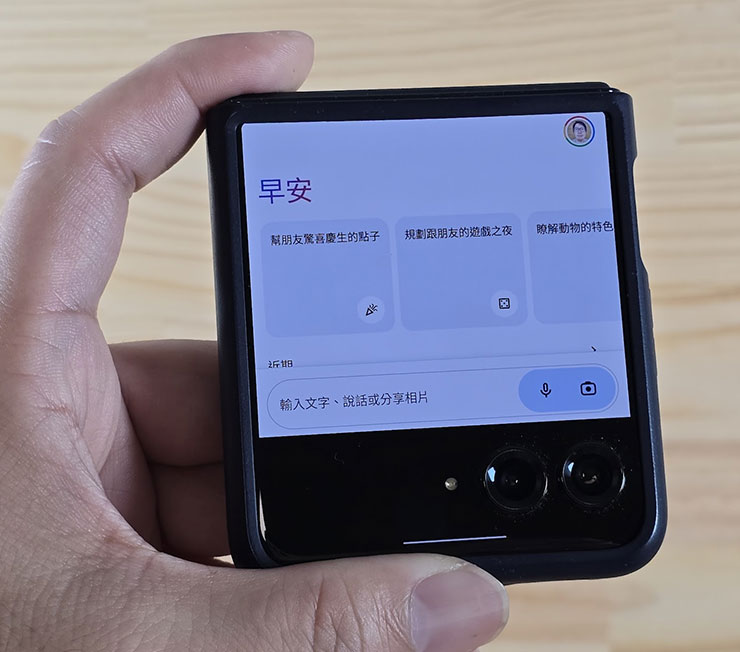 Motorola razr 50 系列與 Google 深度合作，因此也讓這款小摺能夠直接在上蓋螢幕上執行 Google Gemini AI 助理功能哦！