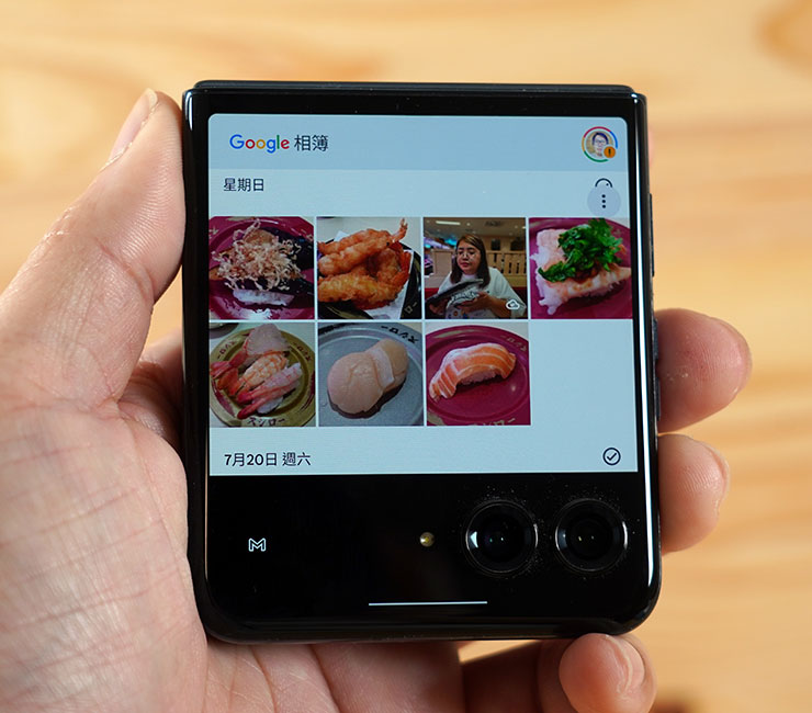 其他 Google 的服務也能在上蓋螢幕上直接使用，像是 Google 相簿。