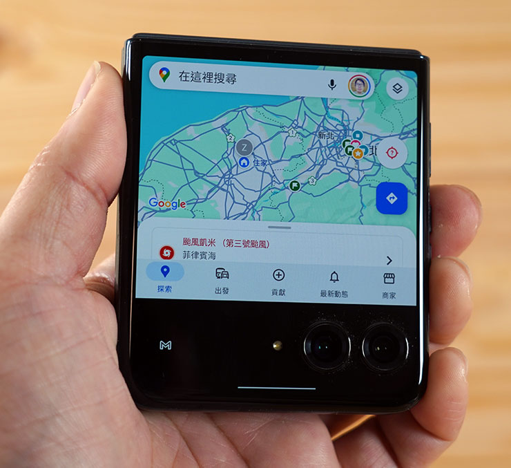 Google 地圖也一樣可直接在上蓋螢幕上正常使用。