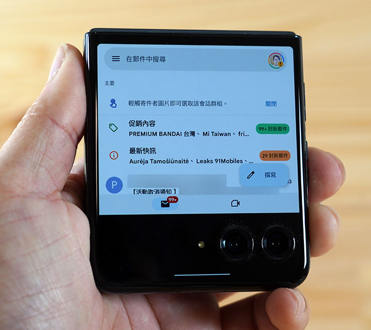 GMail 也一樣可以直接在上蓋螢幕開啟，快速查看信件內容。