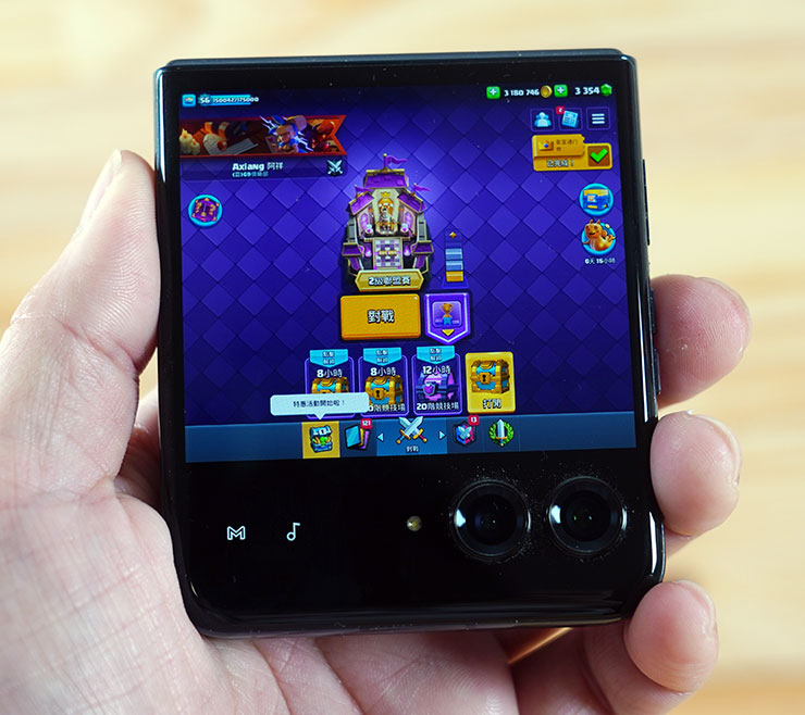 一般的 Android 遊戲也能在 Motorola razr 50 Ultra 的上蓋螢幕運行。