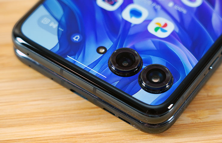 Motorola razr 50 Ultra 的主相機也迎來了升級，兩顆鏡頭皆為 5000 萬畫素的高規格，且為廣角與望遠兩種類型的組成，提供更為豐富的拍攝焦段。