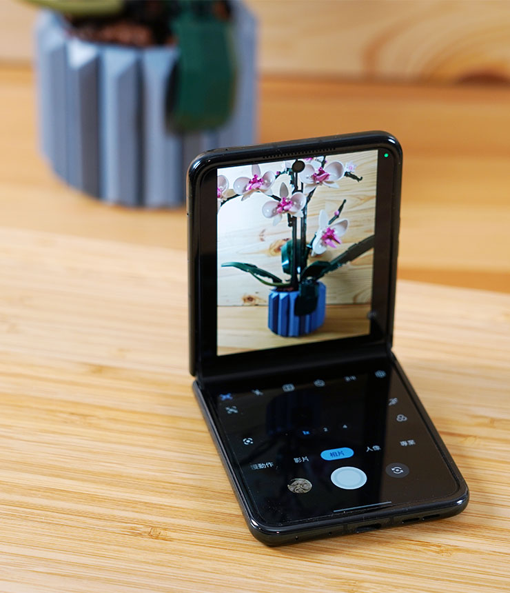 Motorola razr 50 Ultra 也可以利用可摺疊螢幕的特色，將手機直接架立進行拍攝，這時候相機介面也會自動調整為符合畫的設定。