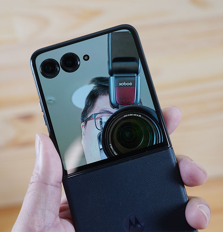 在拍照時我們也能啟動「立即檢視」，在上蓋螢幕上顯示預覽，這時若是拍攝其他人，也能直接看到自己，方便調整姿勢並做好表情管理。