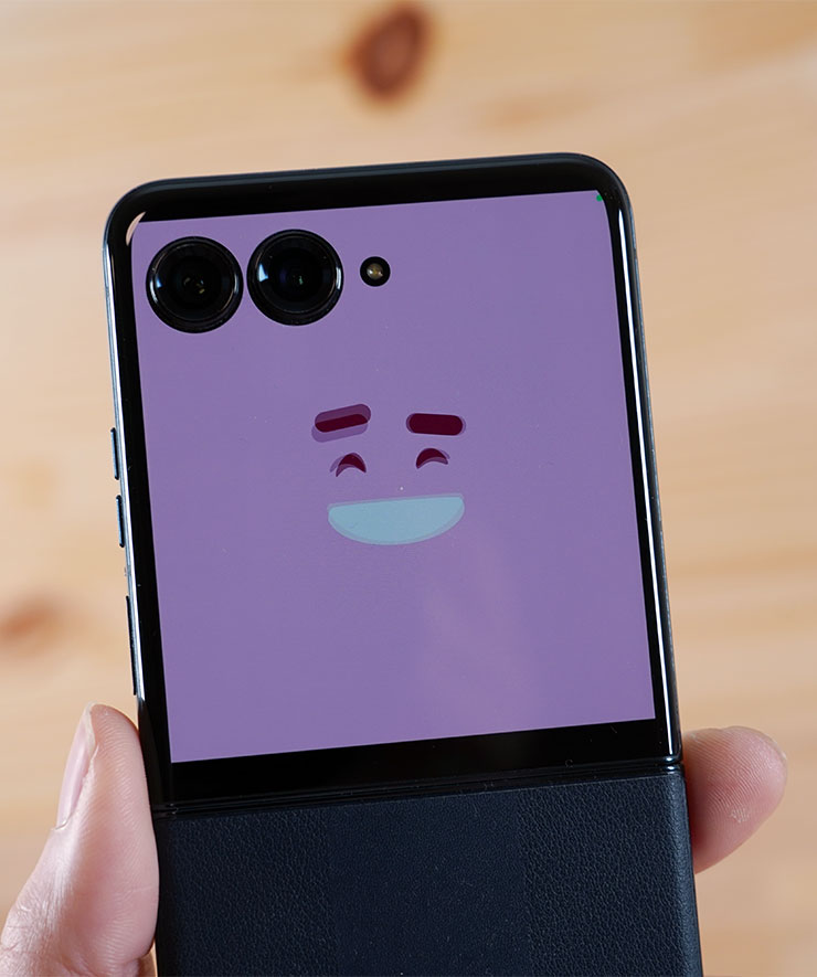 若是拍攝小朋友，也可以開啟「相機可愛動畫」，將可愛表情顯示在上蓋螢幕上吸引注意喲！