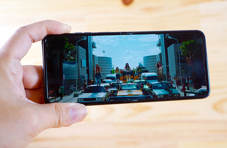 除了超大外螢幕，Motorola razr 50 系列展開內螢幕之後也能享受 6.9 吋大螢幕的優異視覺，除了畫質與色彩表現不俗，峰值亮度達 3000 nits 也是相當頂尖的規格，而且還支援 165Hz 更新率，讓動態顯示更為流暢。