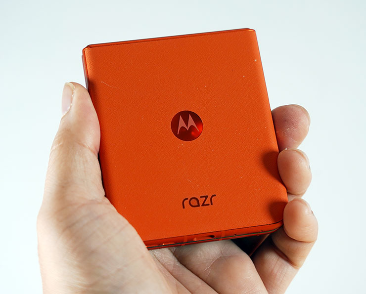 Motorola razr 50 系列的素皮背蓋設計也營造出色的質感表現，且不同色款的視覺效果都各具特色呢！