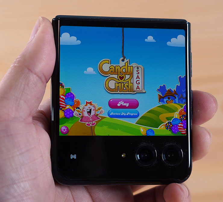 像是 Candy Crush Saga 這類的益智遊戲相對適合在上蓋螢幕上玩。