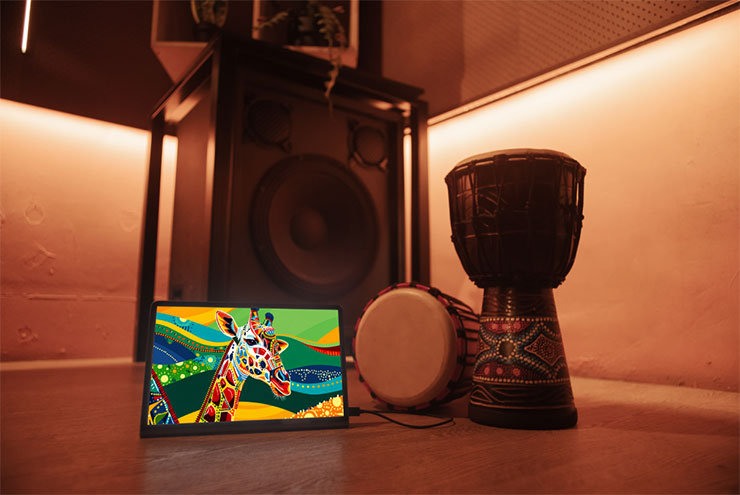 11.5吋的Tab Plus具備多種功能，可連接手機一鍵化身藍牙喇叭，播放無損音質的音樂，提升使用便利性。