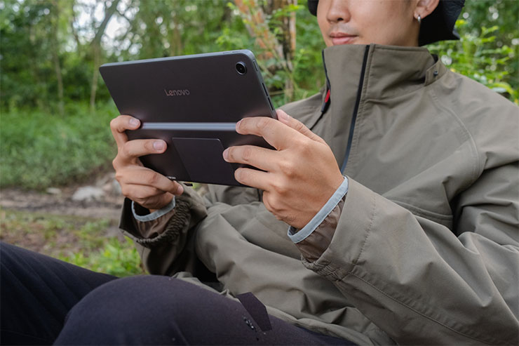 Lenovo Tab Plus具備8600 mAh電池，能夠連續播放影片長達12小時，同時具備IP52防水防塵等級，是隨身攜帶的最佳娛樂夥伴。