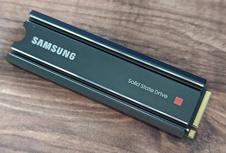 目前市售 SSD 也有不少是自帶散熱片的版本