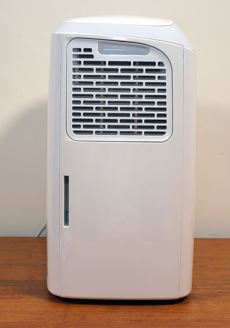 機身右側的進風口，可以看到有前置濾網的設計。