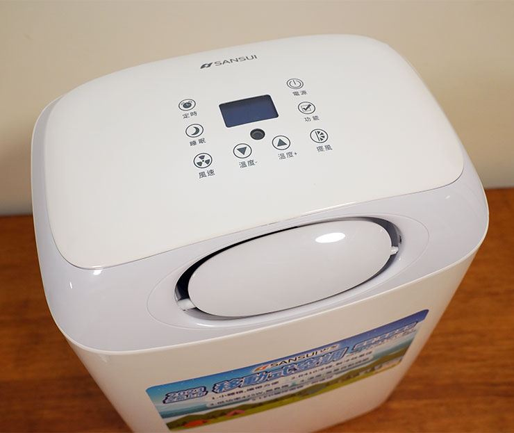 機身頂側設置有液晶螢幕與觸控按鍵面板，前方為冷氣出風口。