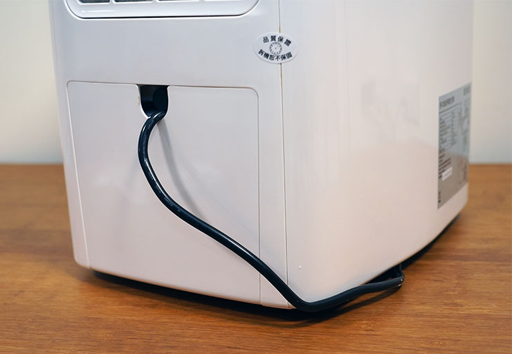 機身左側為內建水箱。