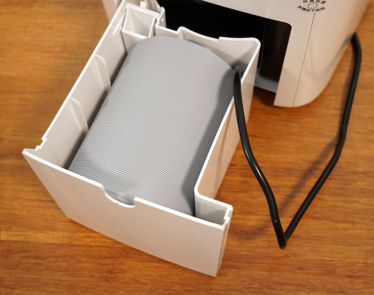 抽出水箱，有部份配件可收藏其中，打開看到的是可伸縮式的風管。