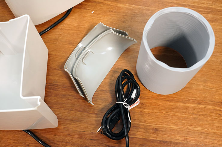 水箱有 3 公升大容量，裡面的配件除了風管還有兩片可組合式的風管接口，可組裝上風管來縮小出風口，方便從帳篷出入口伸出。