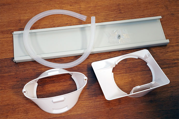 隨附的其他配件，包括剛才說到的排水管、正面冷氣出風口風罩、背面熱氣風口風罩，以及可搭配家中窗戶固定排風的金屬擋板。