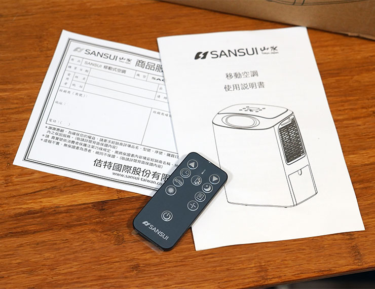 箱內也有說明書、保證卡和超迷你的遙控器。