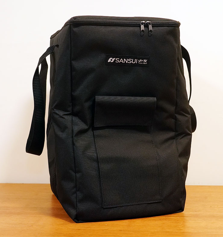 可以選配的原廠收納袋，採用全黑色設計。