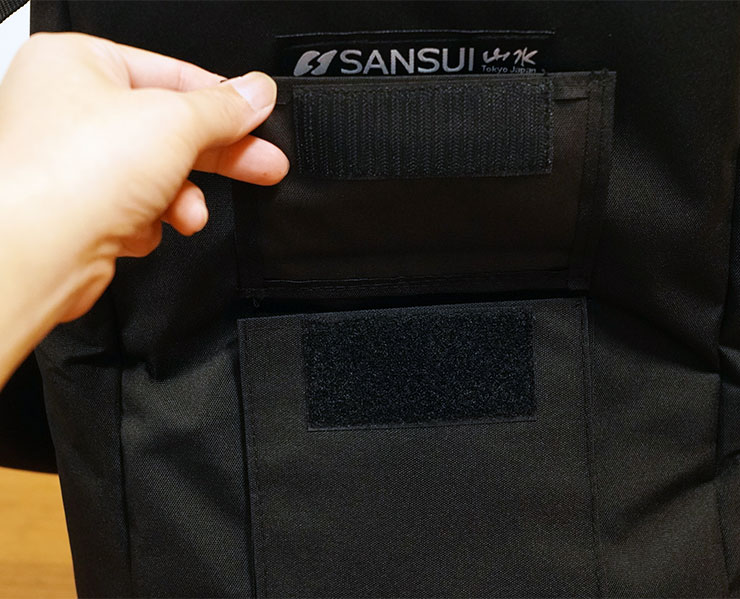 收納袋外有一個小袋子，可以收納遙控器或是風罩等配件。